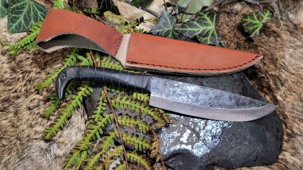 Messer ca. 27 cm inkl. Ledergriff, Rabenknauf und Lederscheide