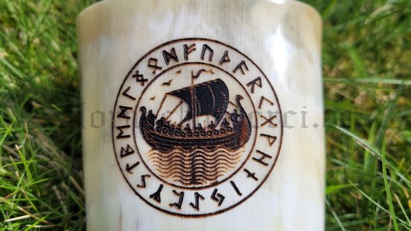 Branding Wikinger Drachenboot mit Runen